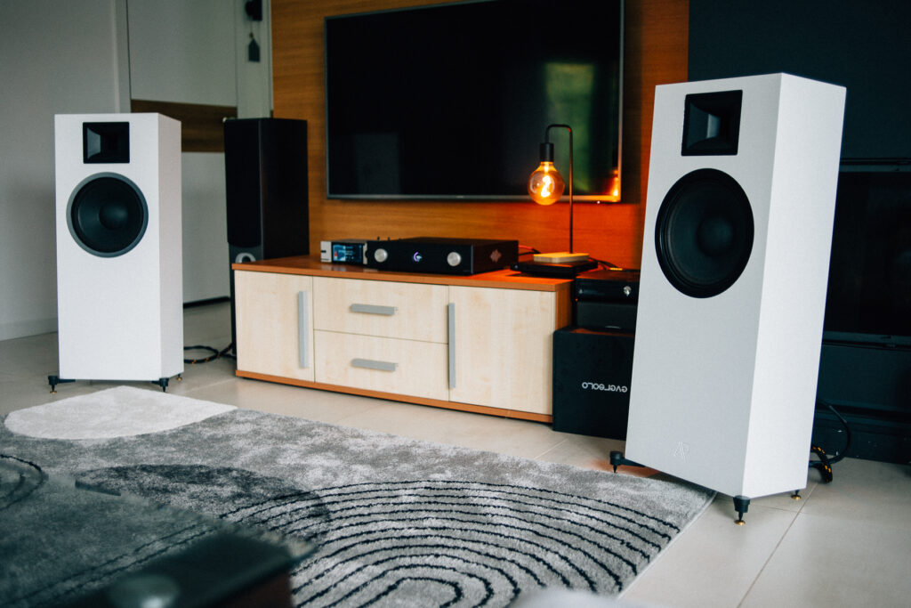 AudioPhase Brown - białe kolumny do lampy, MATWAY ML ONE, Eversolo DMP-A6 gen2