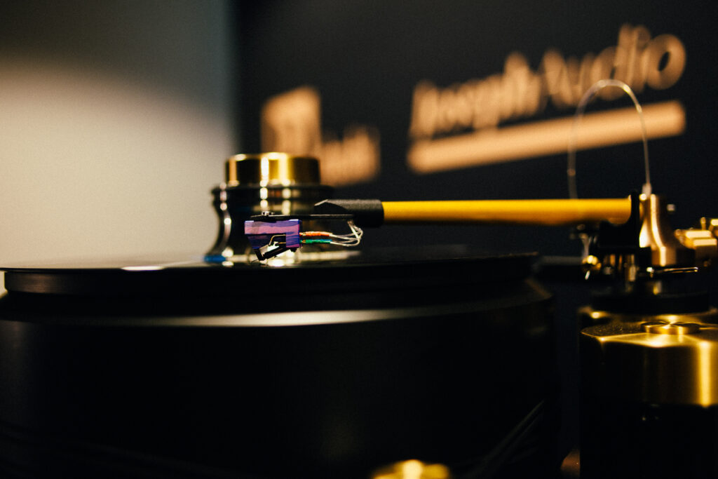 gramofon i formowe ramie J Sikora